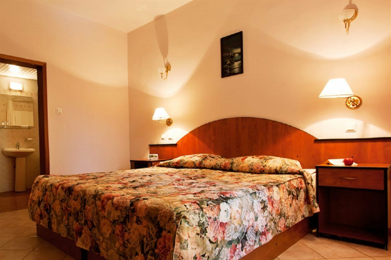 Ljuljak Hotel Goudstrand Buitenkant foto
